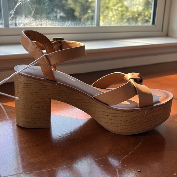 Universal Thread Tan Heels - Picture 3 of 6
